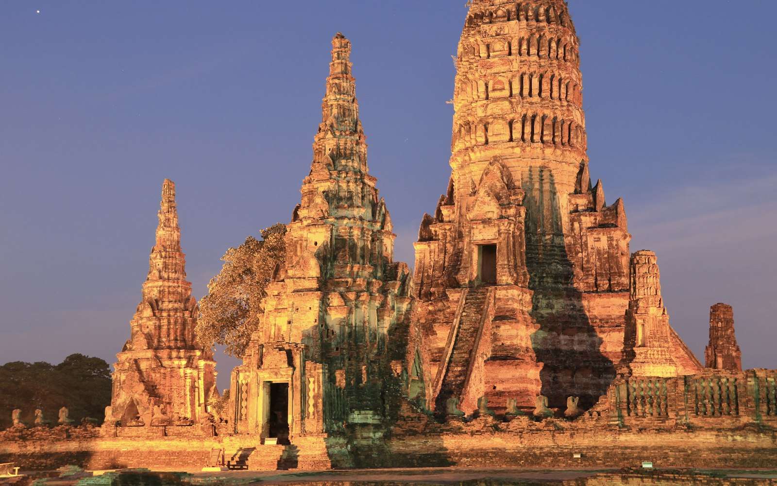 Wat Chaiwatthanaram at dusk, Ayutthaya